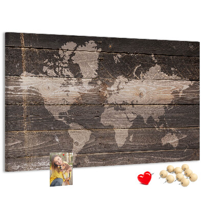 Pizarra de corcho con diseño de mapa del mundo sobre fondo de madera
