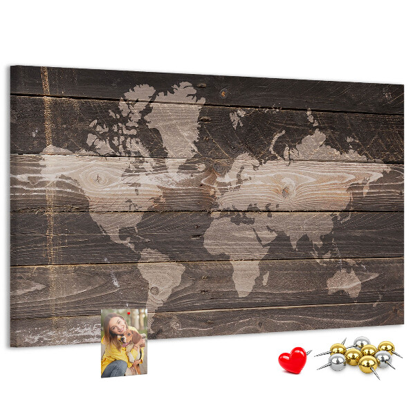Pizarra de corcho con diseño de mapa del mundo sobre fondo de madera