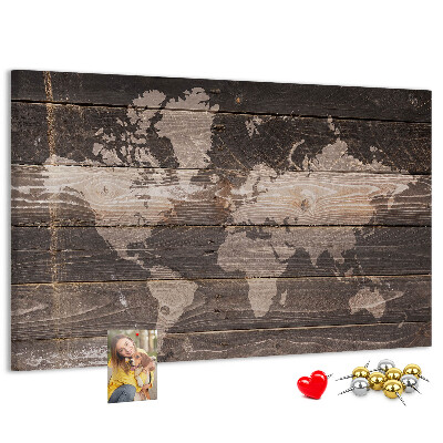 Pizarra de corcho con diseño de mapa del mundo sobre fondo de madera