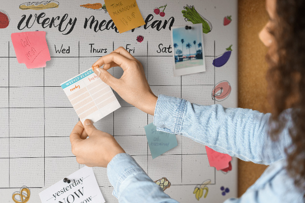 Tablero de corcho decorado para organizar el plan de comidas semanal