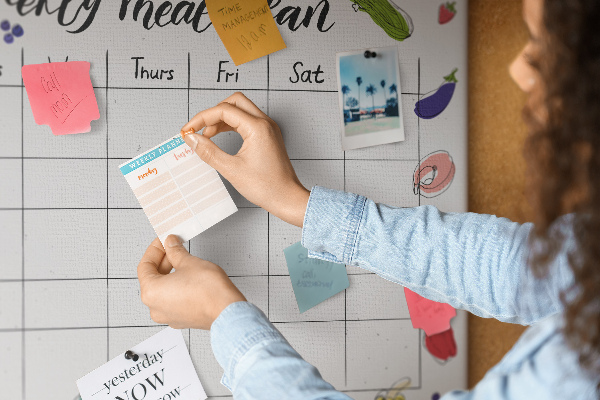 Tablero de corcho decorado para organizar el plan de comidas semanal