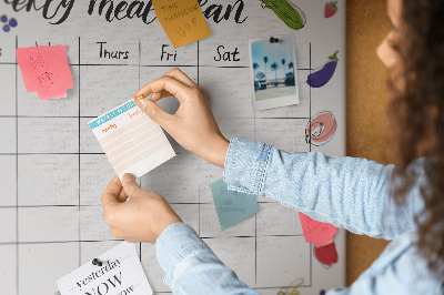 Tablero de corcho decorado para organizar el plan de comidas semanal