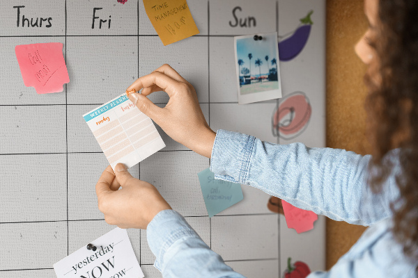 Tablero de corcho decorado para organizar el plan de comidas semanal