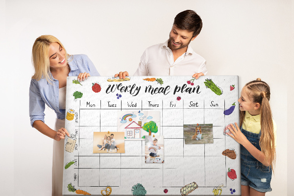 Tablero de corcho decorado para organizar el plan de comidas semanal