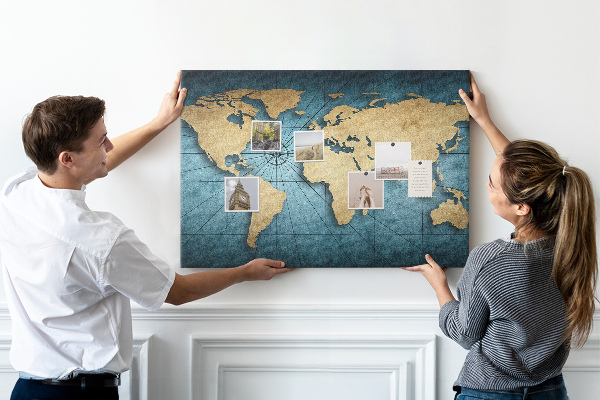 Pizarra de corcho diseño de mapa del mundo antiguo con brújula