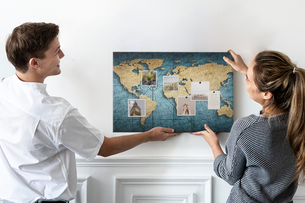 Pizarra de corcho diseño de mapa del mundo antiguo con brújula