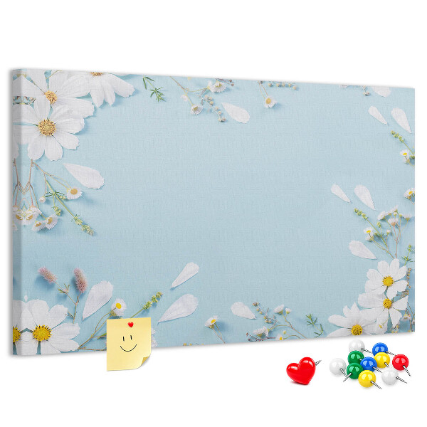 Tablero de corcho decorado con estampado floral sobre fondo azul claro