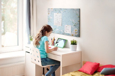 Tablero de corcho decorado con estampado floral sobre fondo azul claro