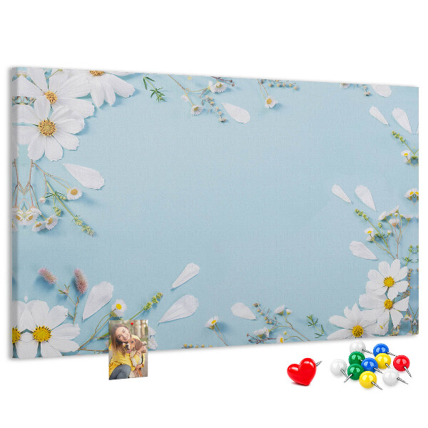 Tablero de corcho decorado con estampado floral sobre fondo azul claro