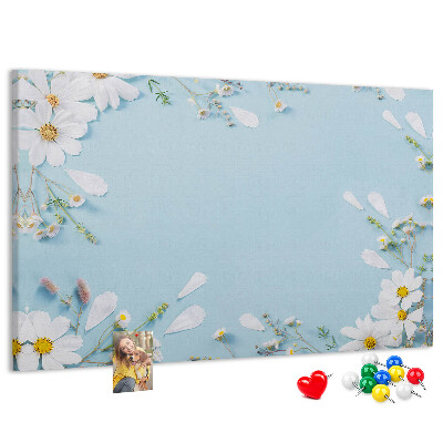 Tablero de corcho decorado con estampado floral sobre fondo azul claro