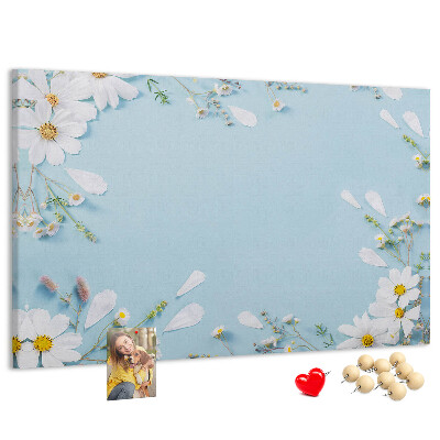 Tablero de corcho decorado con estampado floral sobre fondo azul claro