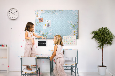 Tablero de corcho decorado con estampado floral sobre fondo azul claro