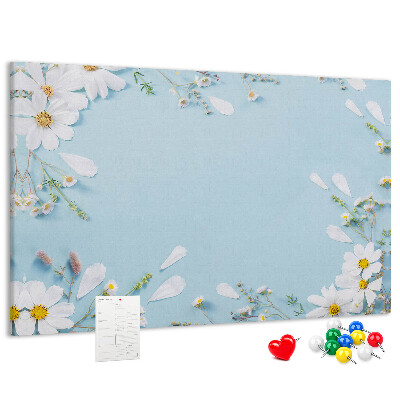 Tablero de corcho decorado con estampado floral sobre fondo azul claro