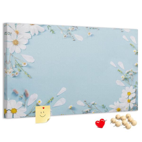 Tablero de corcho decorado con estampado floral sobre fondo azul claro