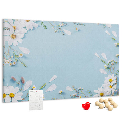 Tablero de corcho decorado con estampado floral sobre fondo azul claro