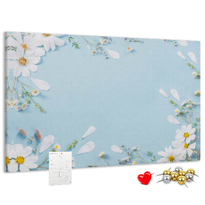 Tablero de corcho decorado con estampado floral sobre fondo azul claro