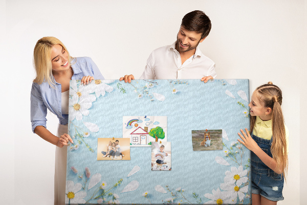 Tablero de corcho decorado con estampado floral sobre fondo azul claro