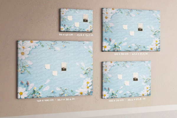 Tablero de corcho decorado con estampado floral sobre fondo azul claro