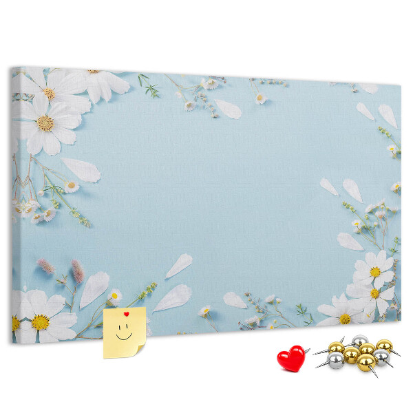 Tablero de corcho decorado con estampado floral sobre fondo azul claro
