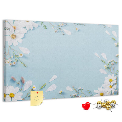 Tablero de corcho decorado con estampado floral sobre fondo azul claro