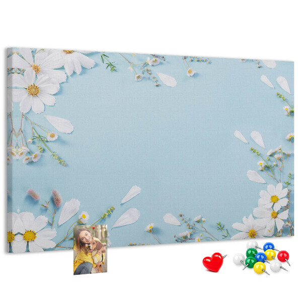 Tablero de corcho decorado con estampado floral sobre fondo azul claro