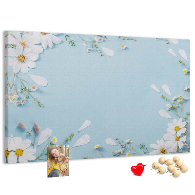 Tablero de corcho decorado con estampado floral sobre fondo azul claro