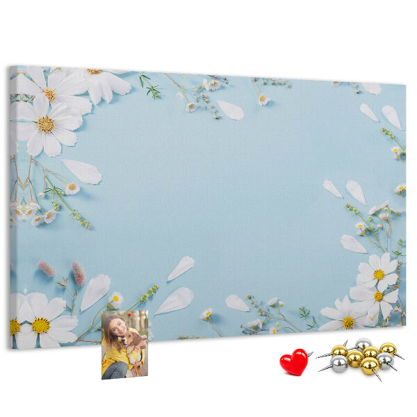 Tablero de corcho decorado con estampado floral sobre fondo azul claro