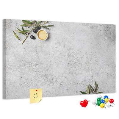 Tablero de anuncios toques naturales sobre fondo gris