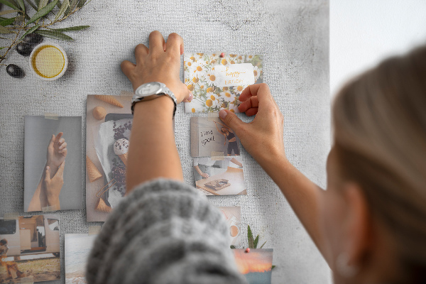 Tablero de anuncios toques naturales sobre fondo gris