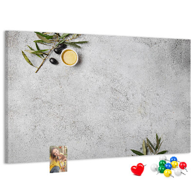 Tablero de anuncios toques naturales sobre fondo gris