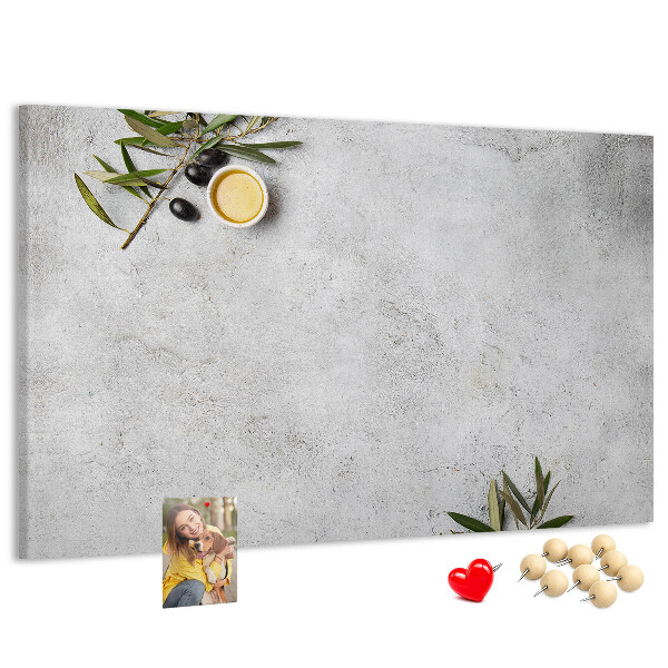 Tablero de anuncios toques naturales sobre fondo gris