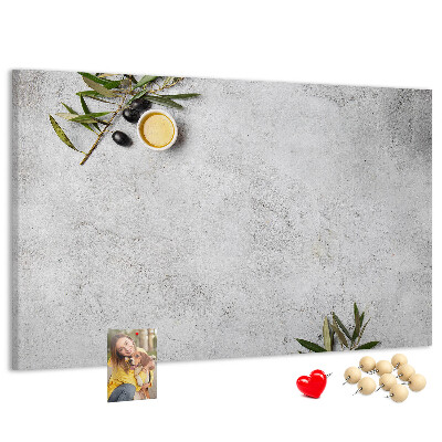 Tablero de anuncios toques naturales sobre fondo gris
