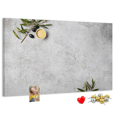 Tablero de anuncios toques naturales sobre fondo gris