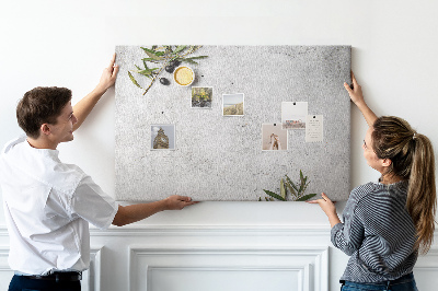 Tablero de anuncios toques naturales sobre fondo gris