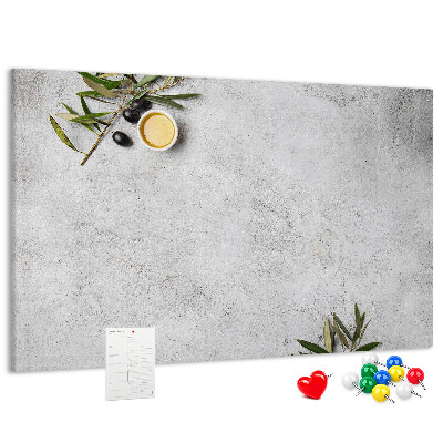 Tablero de anuncios toques naturales sobre fondo gris