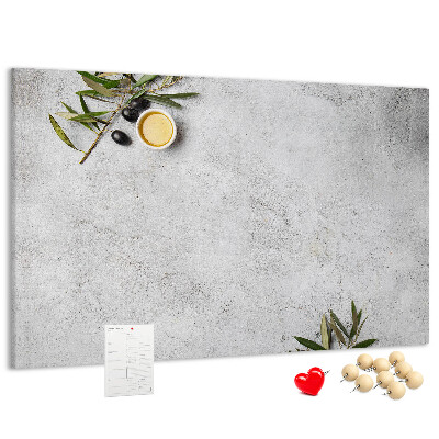 Tablero de anuncios toques naturales sobre fondo gris