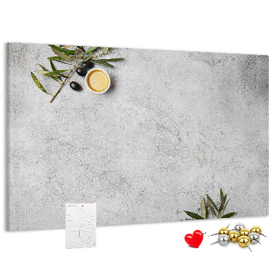 Tablero de anuncios toques naturales sobre fondo gris
