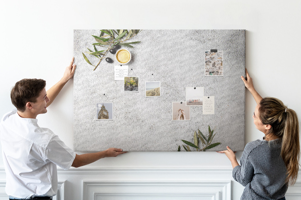 Tablero de anuncios toques naturales sobre fondo gris