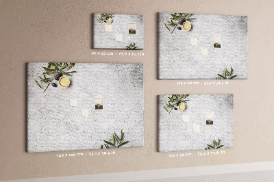 Tablero de anuncios toques naturales sobre fondo gris
