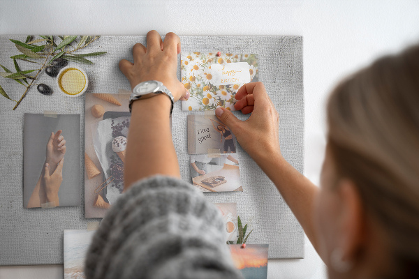 Tablero de anuncios toques naturales sobre fondo gris