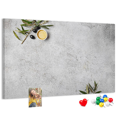 Tablero de anuncios toques naturales sobre fondo gris
