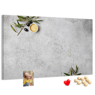 Tablero de anuncios toques naturales sobre fondo gris