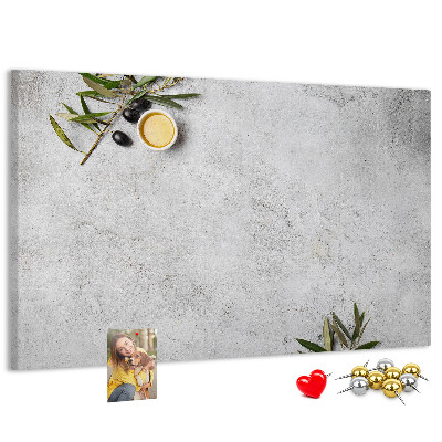 Tablero de anuncios toques naturales sobre fondo gris