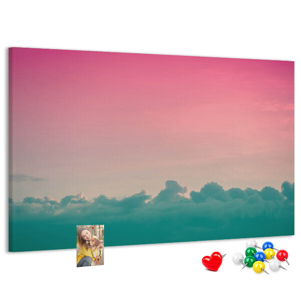 Pizarra de corcho con diseño de atardecer sobre las nubes en tonos pastel