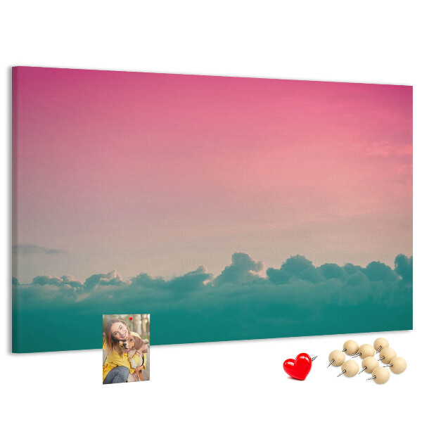 Pizarra de corcho con diseño de atardecer sobre las nubes en tonos pastel