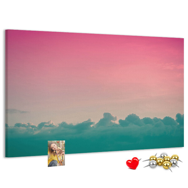 Pizarra de corcho con diseño de atardecer sobre las nubes en tonos pastel