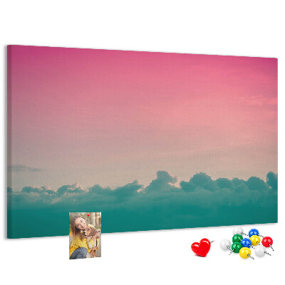 Pizarra de corcho con diseño de atardecer sobre las nubes en tonos pastel