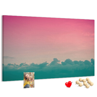 Pizarra de corcho con diseño de atardecer sobre las nubes en tonos pastel