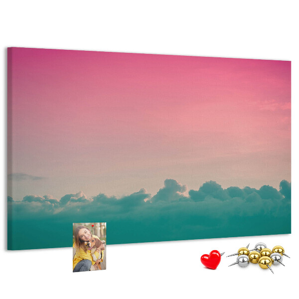Pizarra de corcho con diseño de atardecer sobre las nubes en tonos pastel
