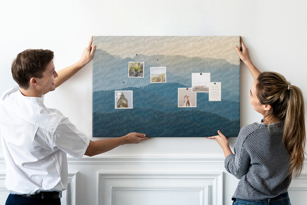 Tablero de corcho decorativo con diseño de paisaje de montaña en tonos delicados